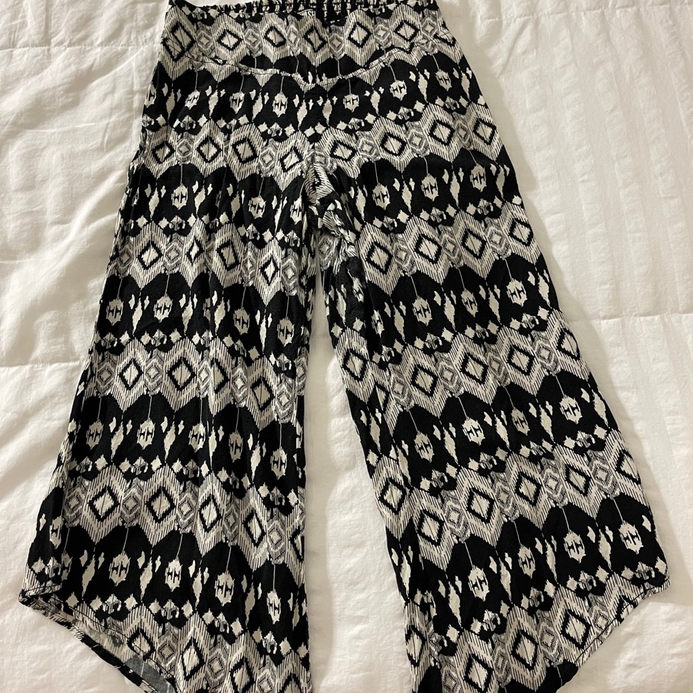 Capri black and white pants